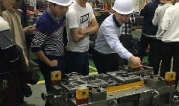 老師正在為學(xué)員講解汽車模具結(jié)構(gòu)要點(diǎn)